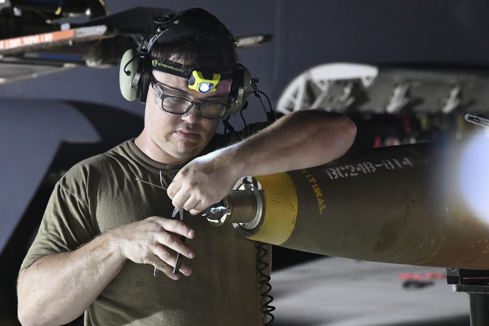 Weapons Troops load B-52