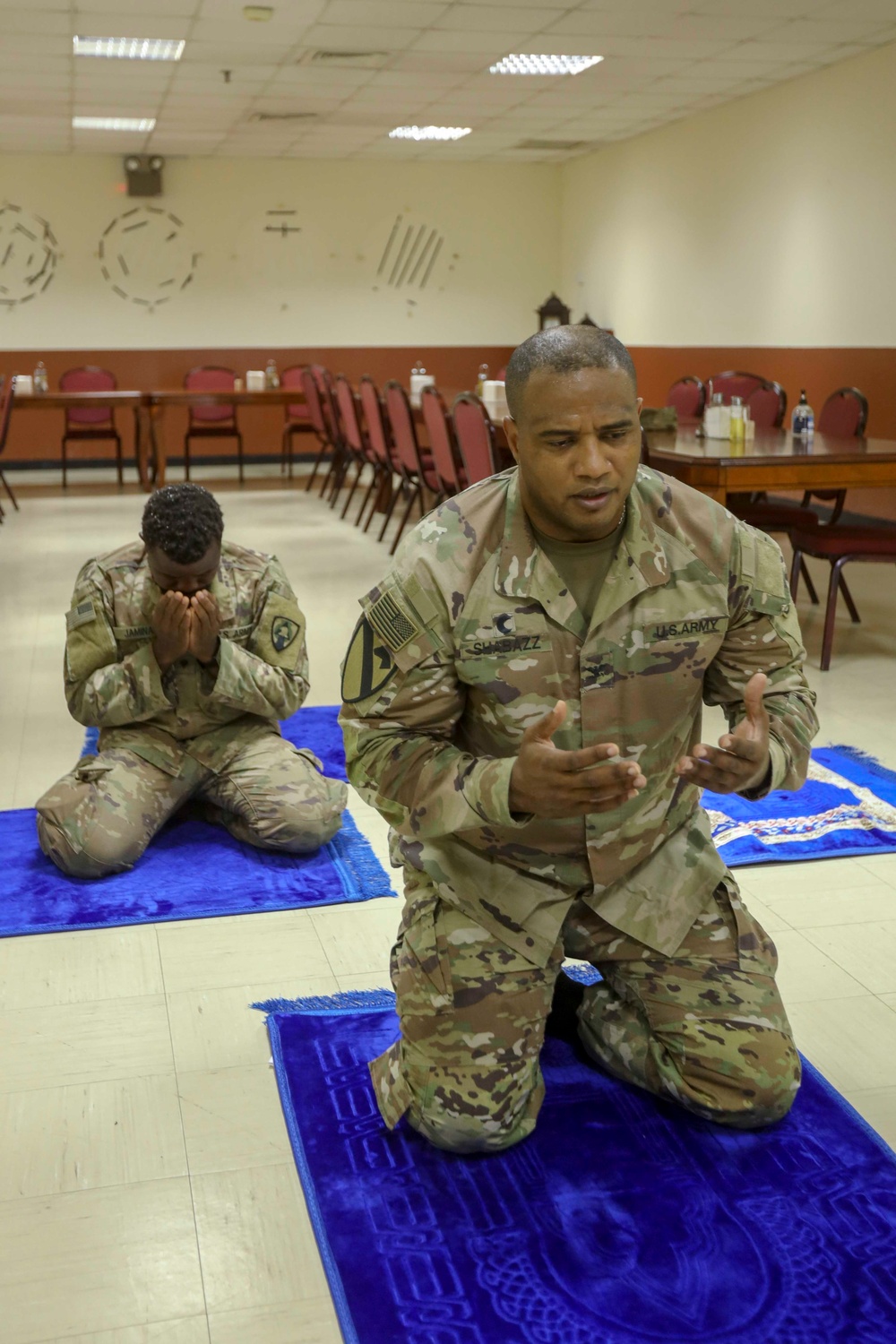 Muslim Chaplain Holds Service For Soldiers in Qatar