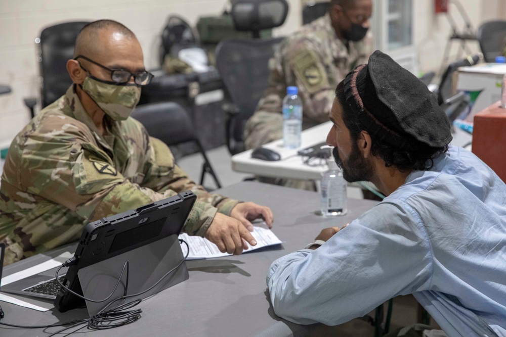 Soldiers Process Afghan Evacuees in Qatar