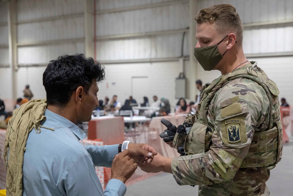 Soldiers Process Afghan Evacuees in Qatar