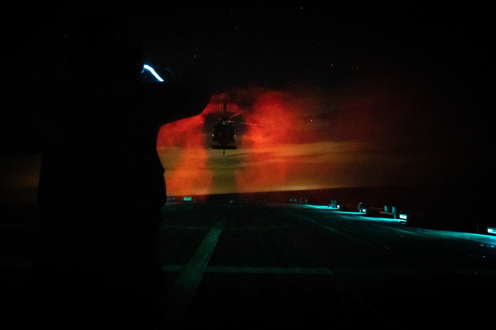 USS Sioux City Conducts Nighttime Flight Operations