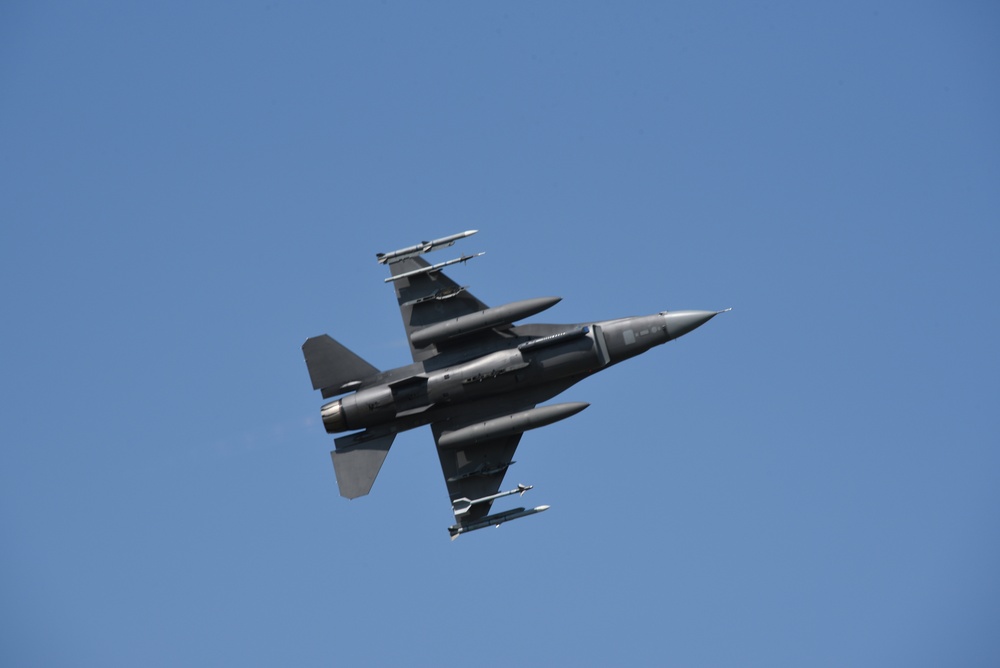 SD ANG F-16 ascends