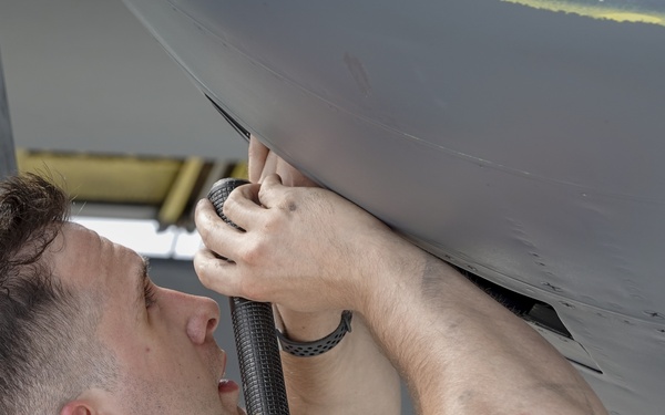 Airmen perform checks and fuels B-52