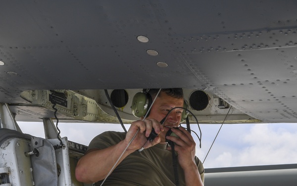 Airmen perform checks and fuels B-52