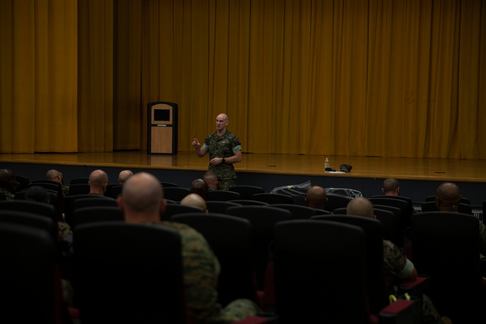 Commadant of the Marine Corps and Sgt. Maj. of the Marine Corps visit III MEF
