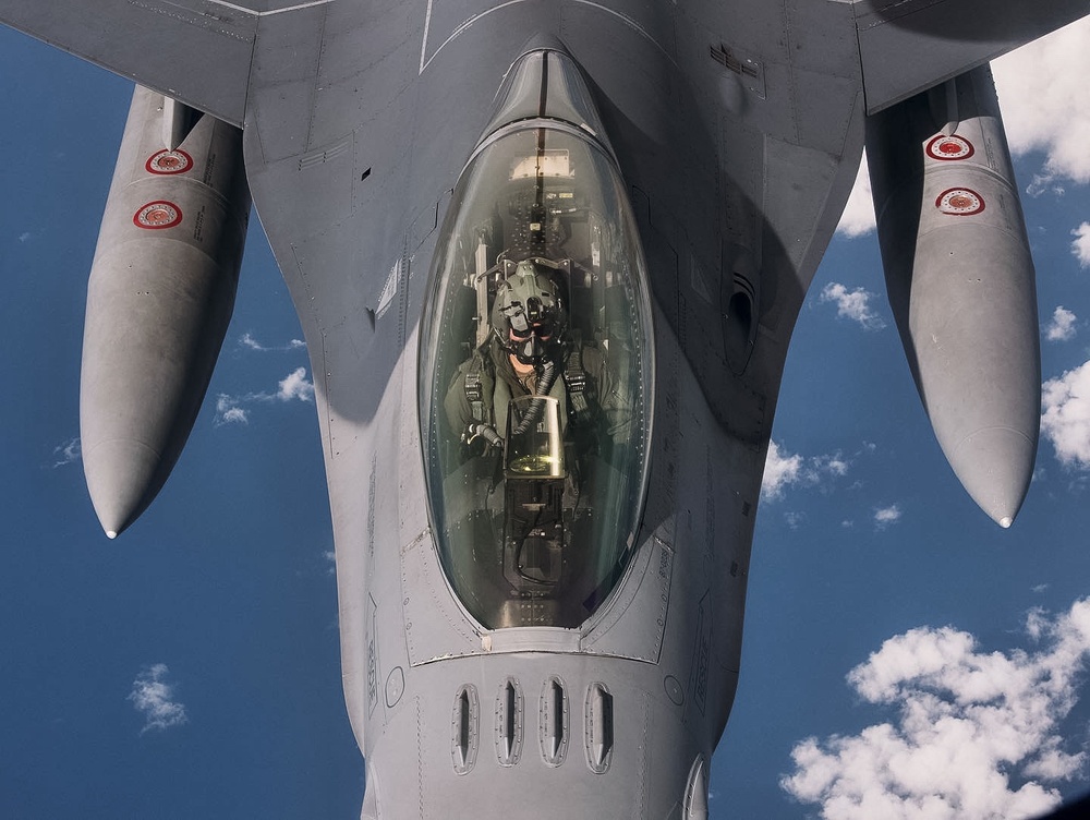 927th Airmen watch the refueling of F-16s