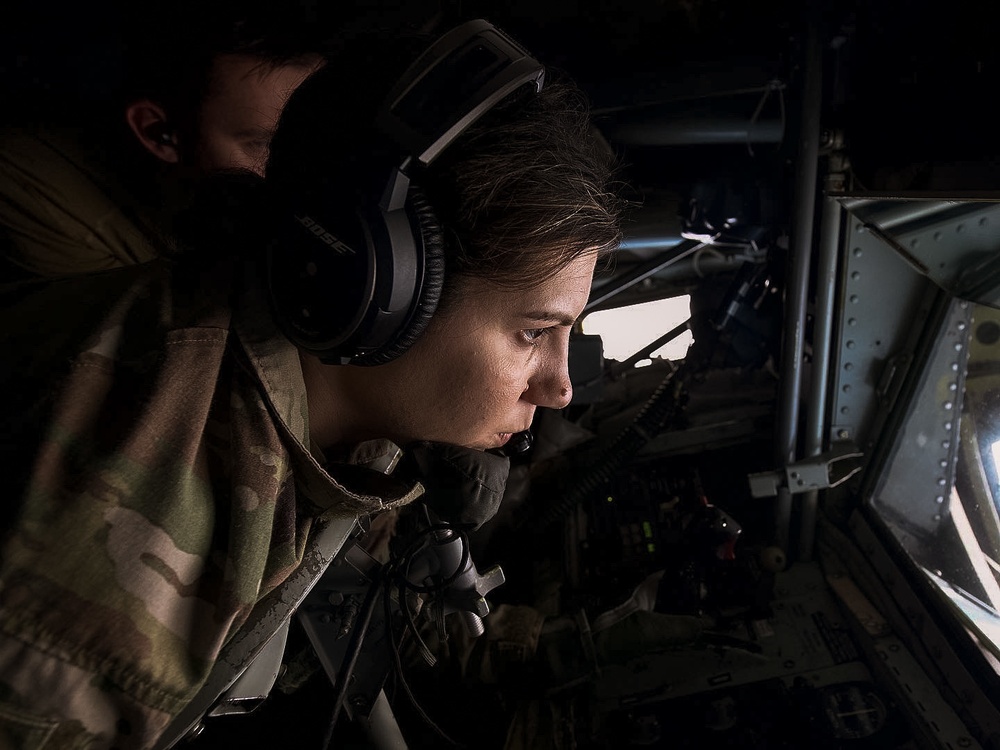 927th Airmen watch the refueling of F-16s