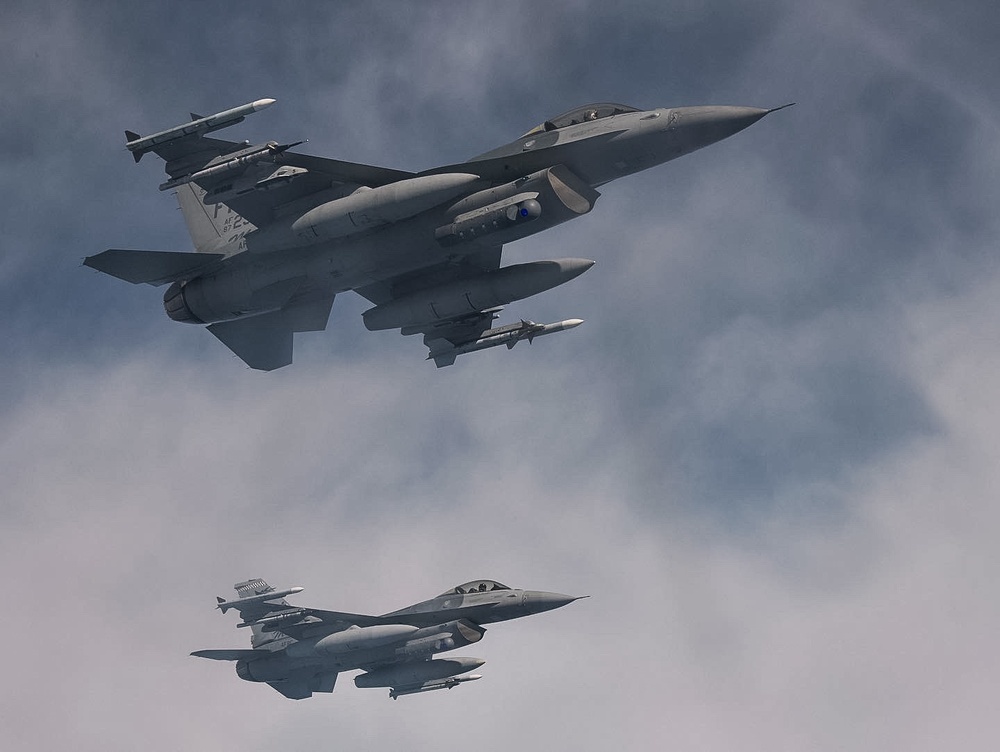 927th Airmen watch the refueling of F-16s