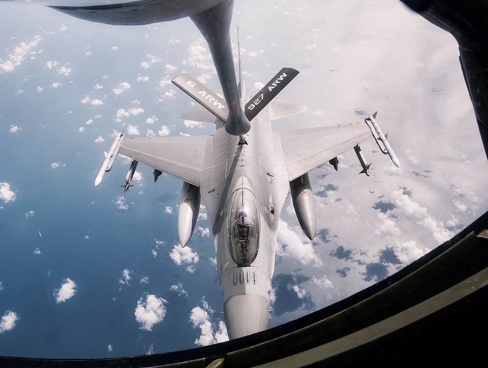 927th Airmen watch the refueling of F-16s