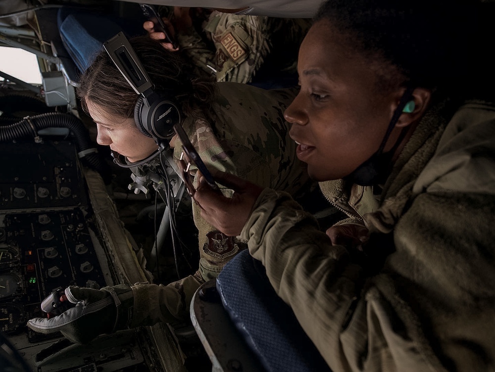 927th Airmen watch the refueling of F-16s