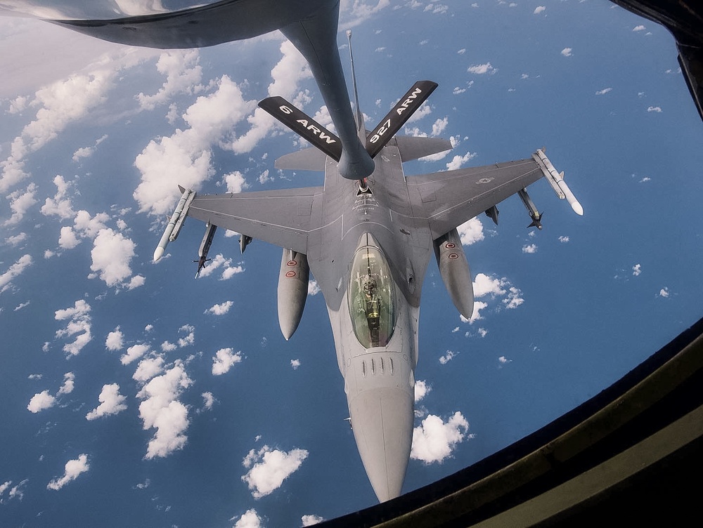 927th Airmen watch the refueling of F-16s