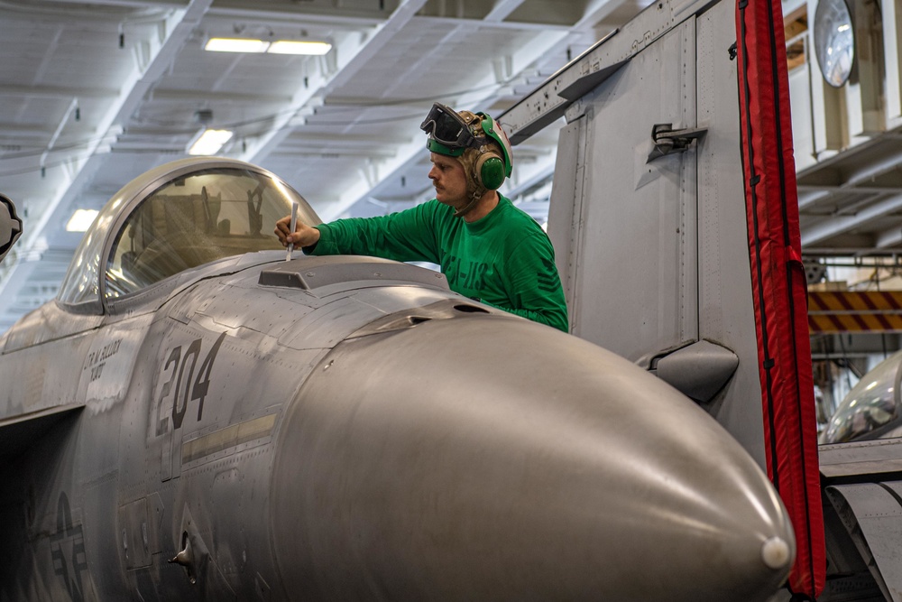 USS Carl Vinson (CVN 70) Sailor performs corrective maintenance