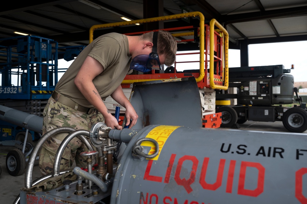 AGE Airmen support evacuees