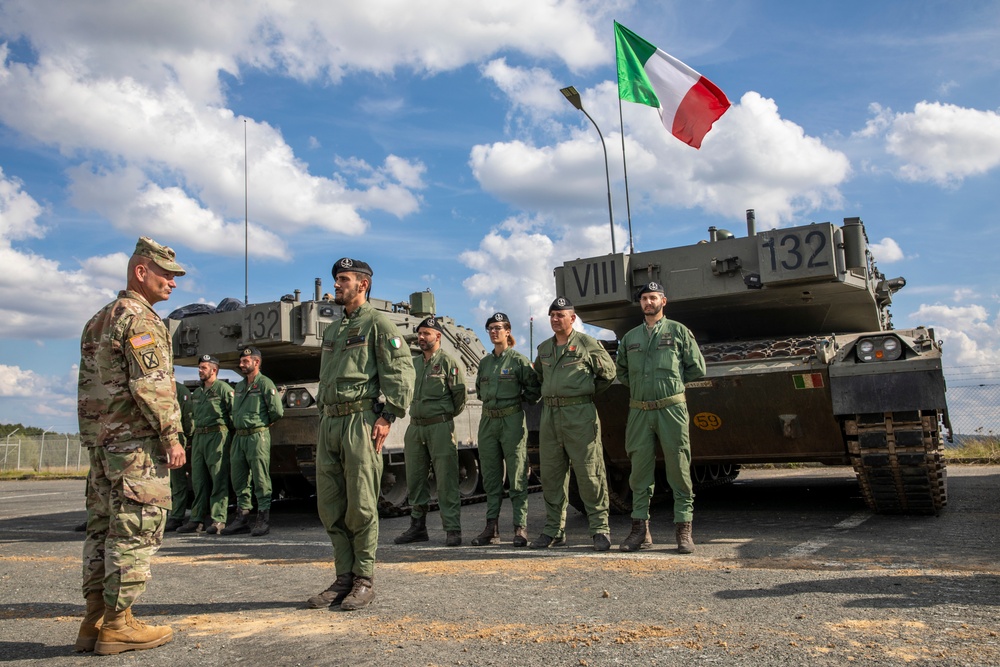 Italian Army 132nd Tank Regiment meets U.S. Army Europe and Africa commanding general