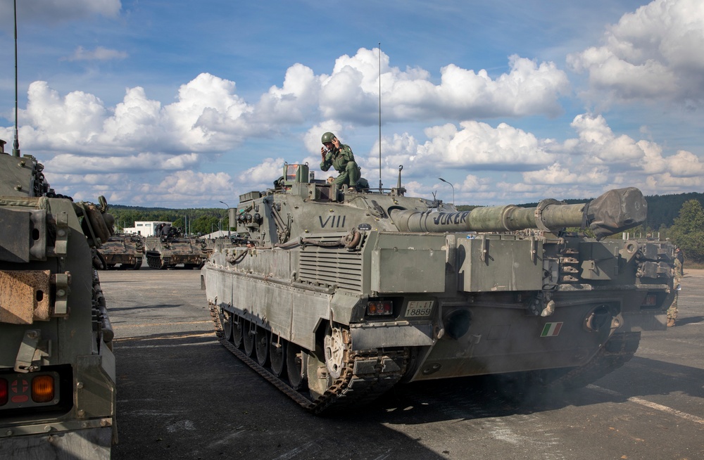 Italian Army 132nd Tank Regiment meets U.S. Army Europe and Africa commanding general