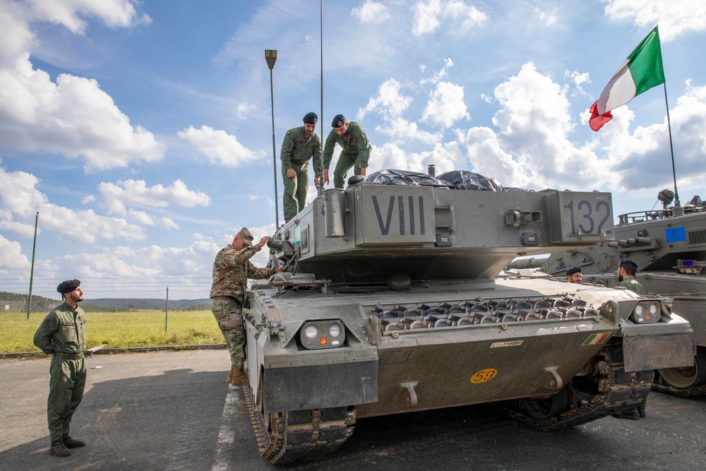 Italian Army 132nd Tank Regiment meets U.S. Army Europe and Africa commanding general