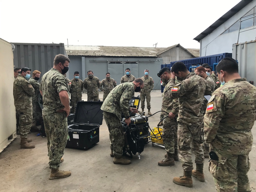 MDSU 2 Sailors Demonstrate use of the Divator Panel to Chilean Navy Divers During SPS 21