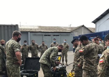 MDSU 2 Sailors Demonstrate use of the Divator Panel to Chilean Navy Divers During SPS 21