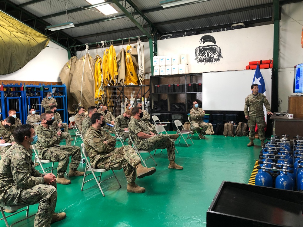 Chilean Navy Divers Explain Their Capabilities to U.S. Navy Divers From MDSU 2