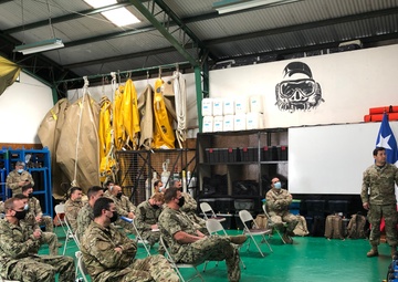 Chilean Navy Divers Explain Their Capabilities to U.S. Navy Divers From MDSU 2