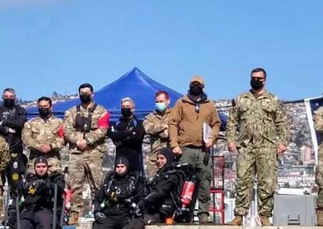 MDSU 2 Sailors and Chilean Navy Divers Divers Pose for a Group Photo During SPS 21