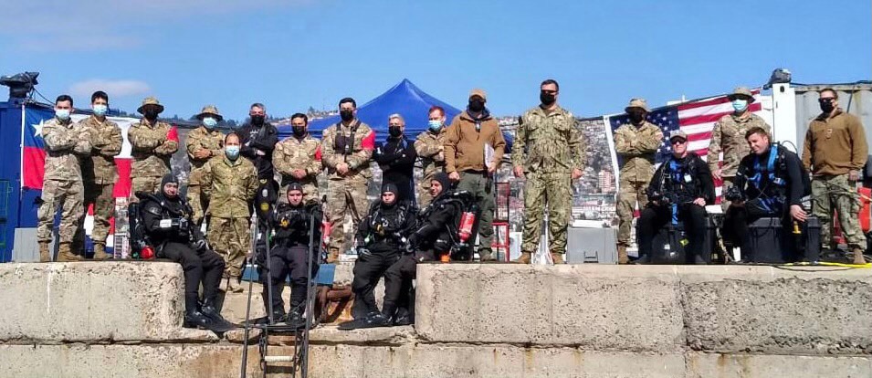 MDSU 2 Sailors and Chilean Navy Divers Divers Pose for a Group Photo During SPS 21