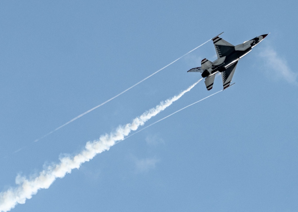 Thunderbirds Finish Cleveland National Air Show with Style