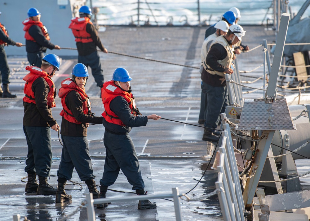 USS Mustin Sailors Hold P&amp;D Line During Underway Replenishment