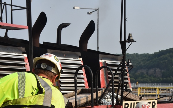 Maintenance team replaces nearly 80-year old gates at Lock and Dam 2