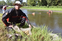 Mississippi River mussel cleaning provides ecological and operational benefits