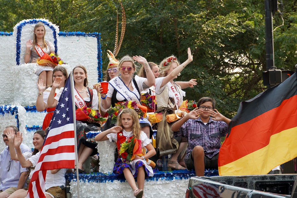 Chicago’s 2021 Steuben Parade honors U.S. Army Reserve Soldier