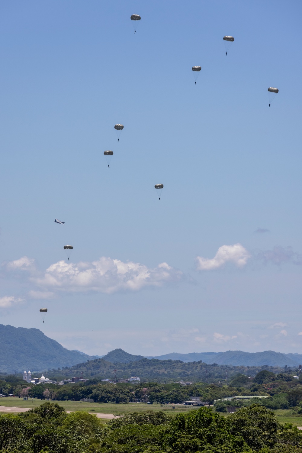 Colombian led exercise Ángel de los Andes air drop operations