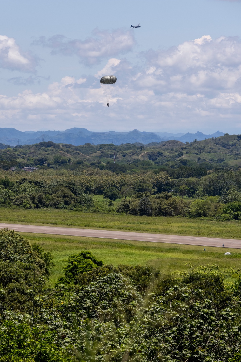 Colombian led exercise Ángel de los Andes air drop operations