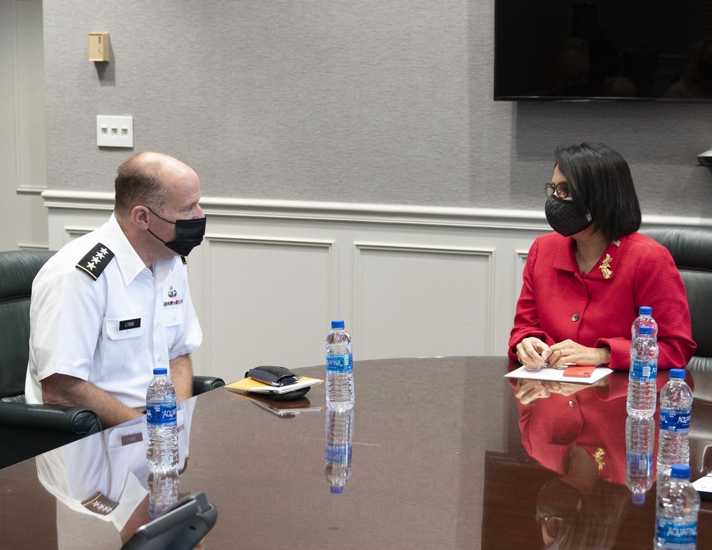 Gen. Stephen R. Lyons, USTRANSCOM commander, visits the University of Louisville