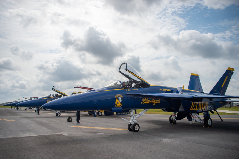 DVIDS Images Blue Angels Perform in Lakeland, Florida [Image 5 of 6]