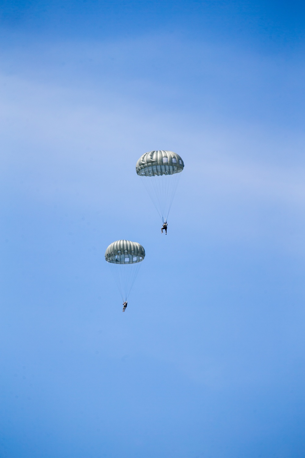 3d Reconnaissance Marines conduct parachute operations on Ie Shima