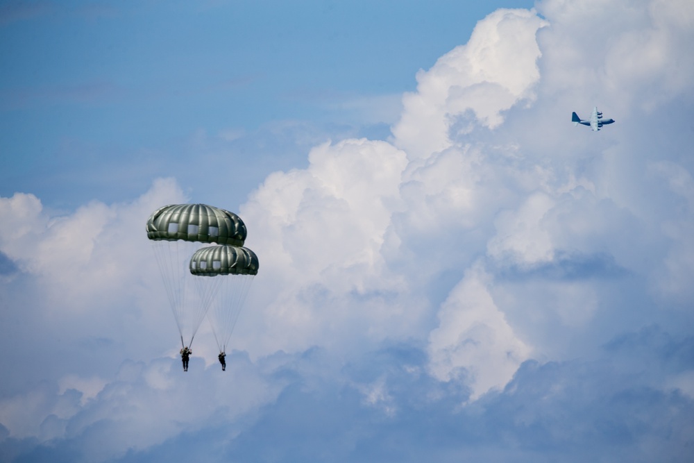 3d Reconnaissance Marines conduct parachute operations on Ie Shima