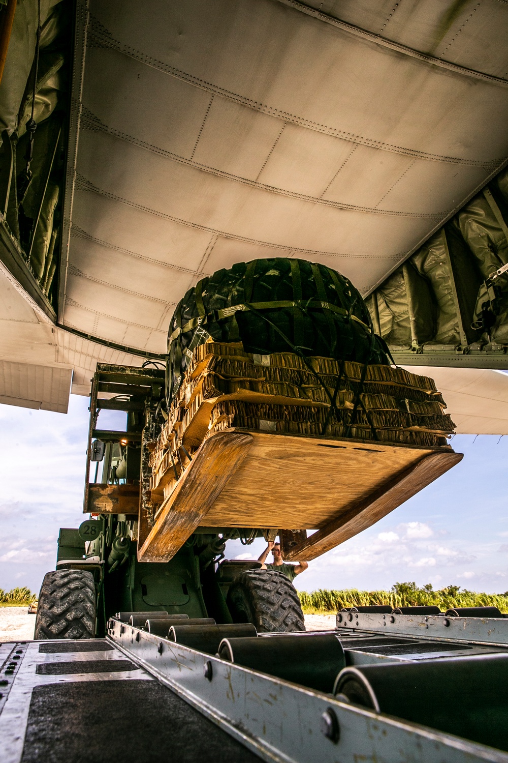 Drop it like it's Hot | Marines with VMGR-152 and 3d LSB conduct air delivery exercises