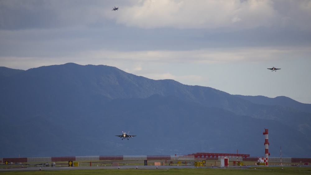 VMFA-112 Arrive at MCAS Iwakuni