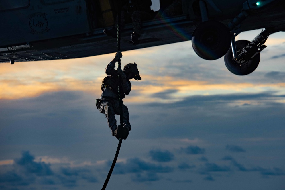 EODMU 5 Trains Aboard USS Ronald Reagan (CVN 76)