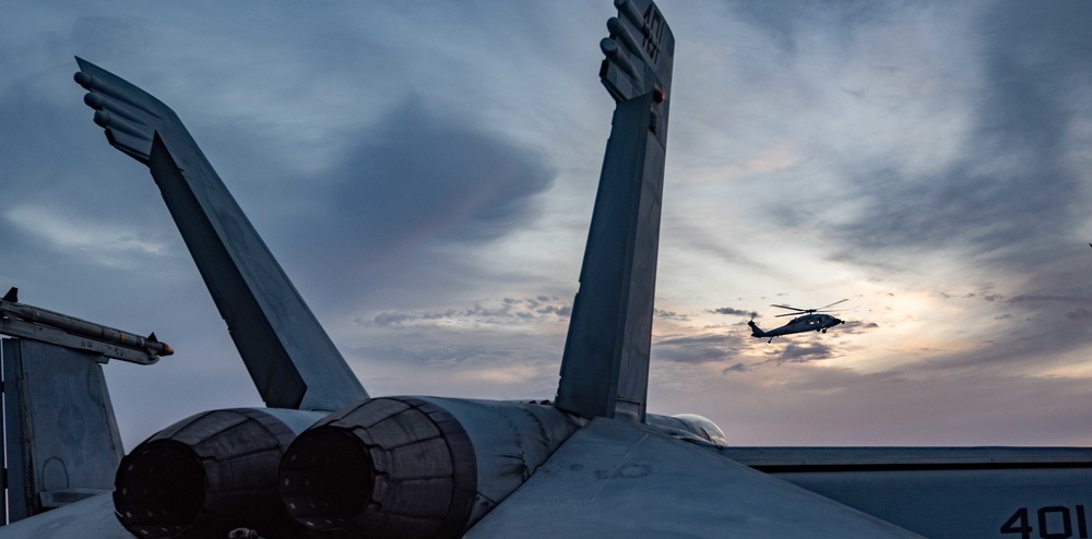 EODMU 5 Trains Aboard USS Ronald Reagan (CVN 76)