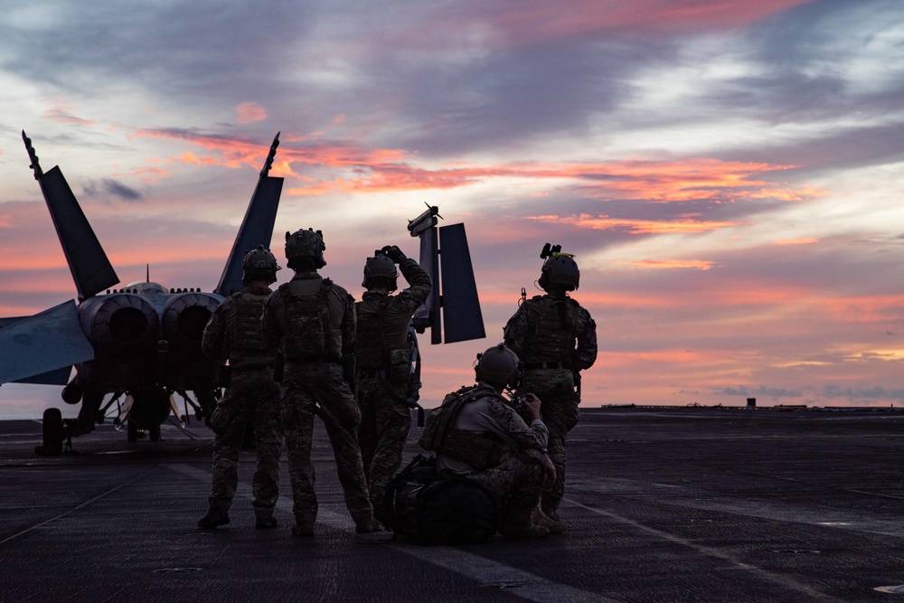 EODMU 5 Trains Aboard USS Ronald Reagan (CVN 76)USS Ronald Reagan (CVN 76)