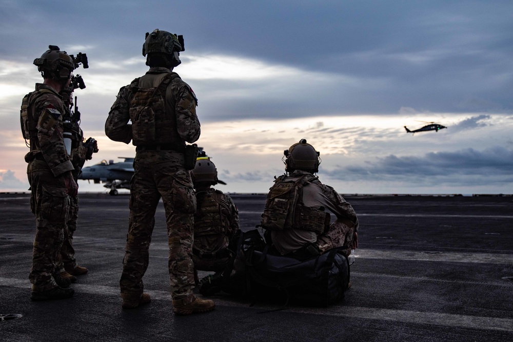 EODMU 5 Trains Aboard USS Ronald Reagan (CVN 76)