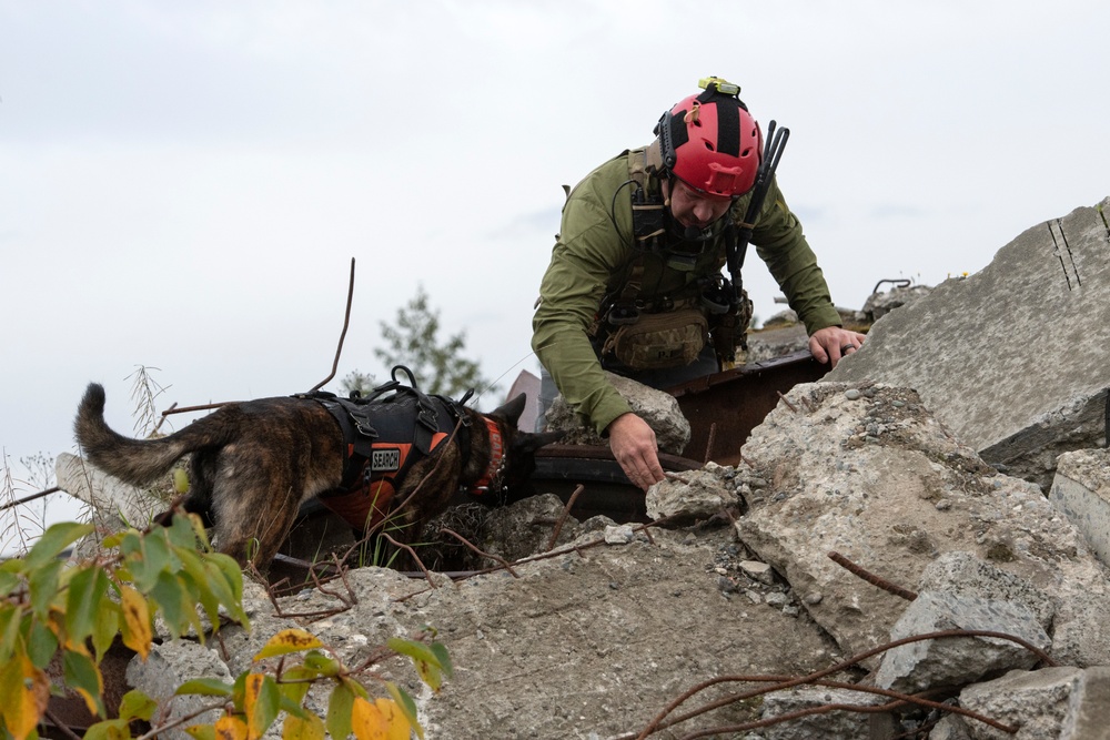 212th Rescue Squadron conducts confined-space rescue training