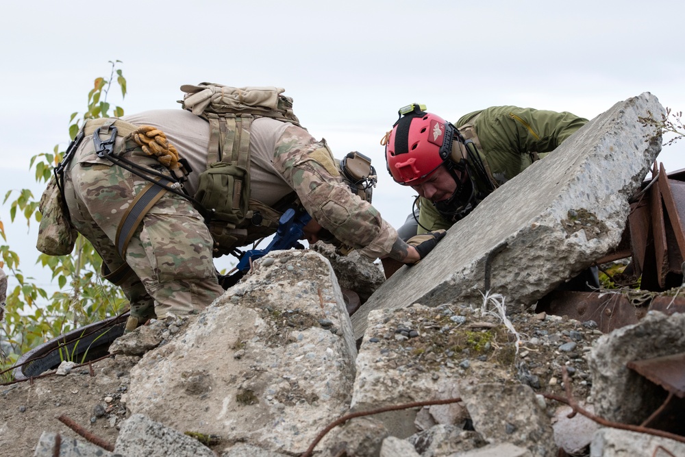 212th Rescue Squadron conducts confined-space rescue training