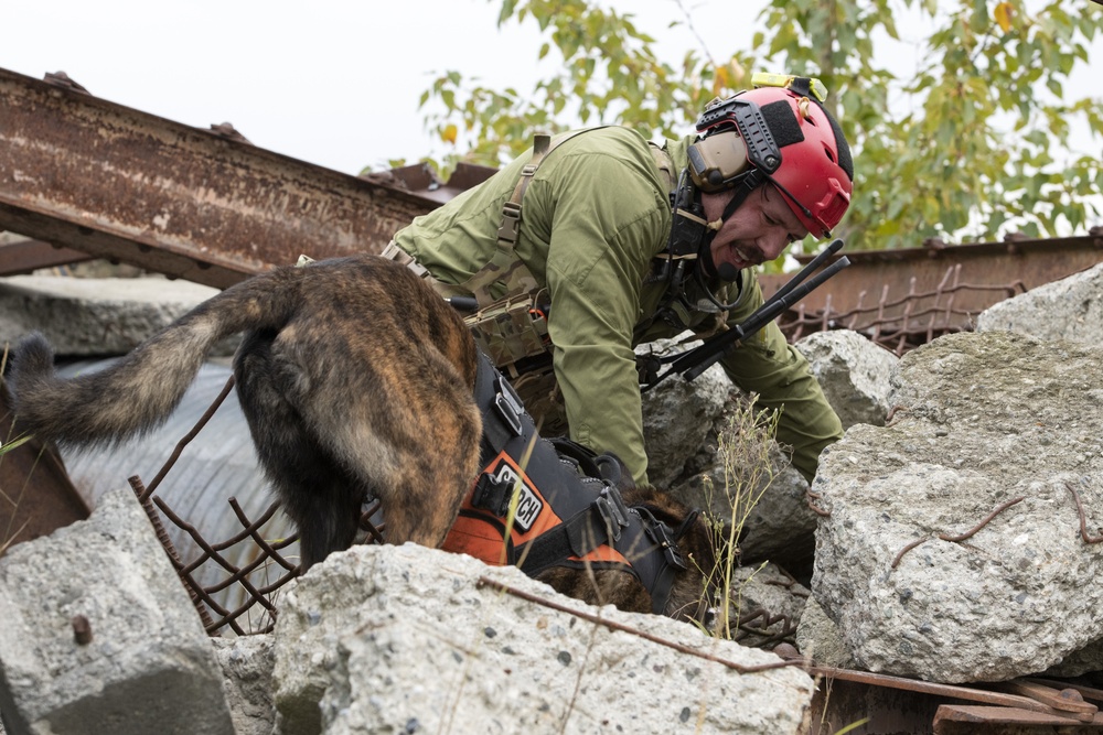 212th Rescue Squadron conducts confined-space rescue training