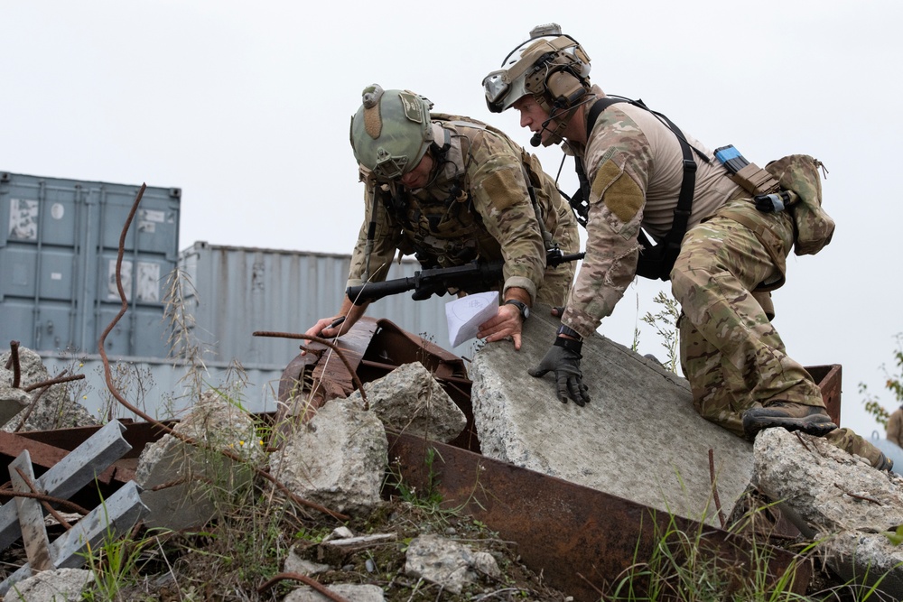 212th Rescue Squadron conducts confined-space rescue training