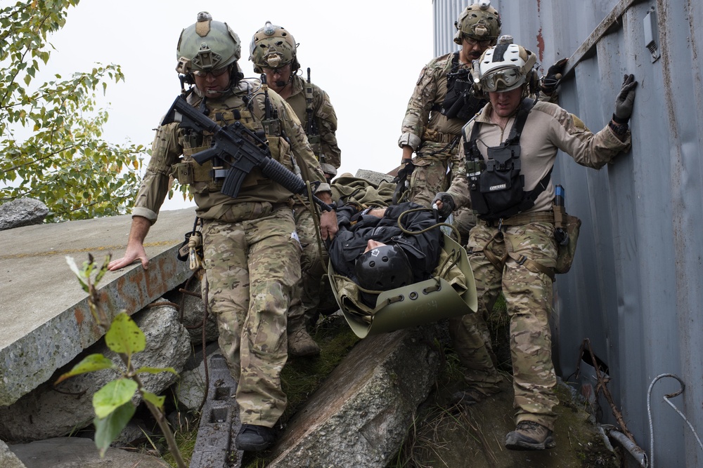 212th Rescue Squadron conducts confined-space rescue training