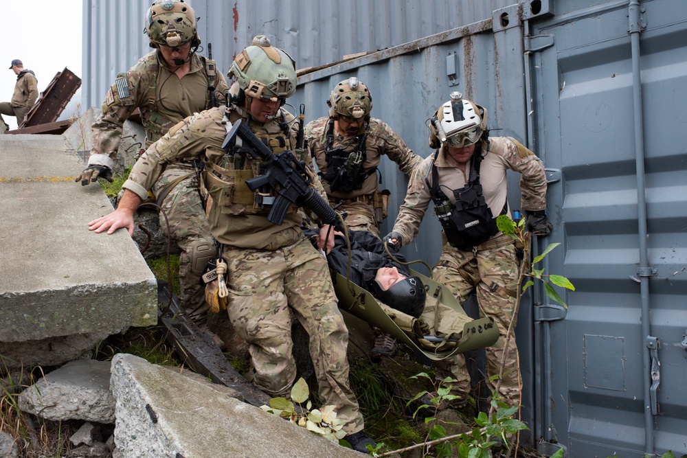 212th Rescue Squadron conducts confined-space rescue training