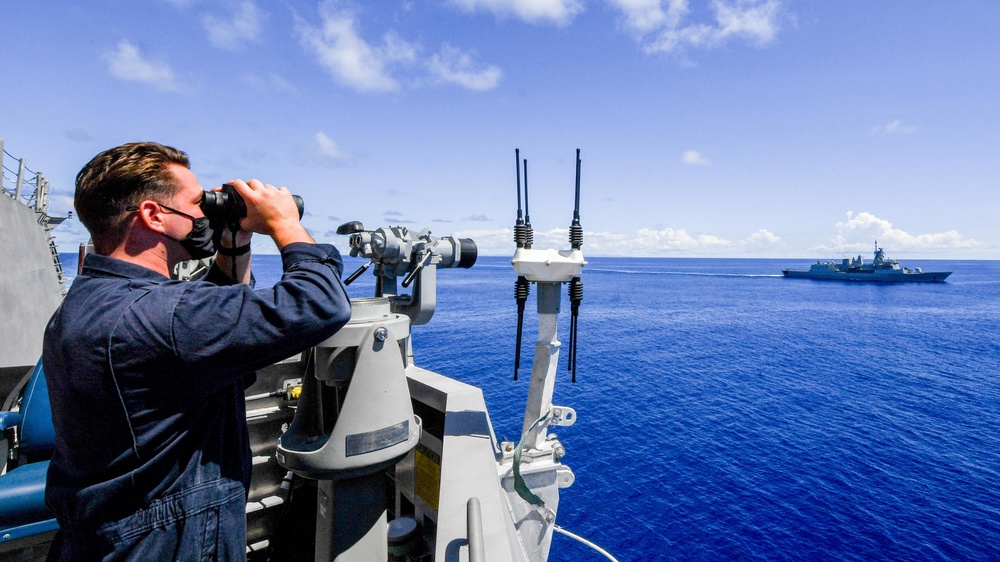 USS Charleston conducts divisional tactics with Royal New Zealand Navy HMNZS Te Kaha